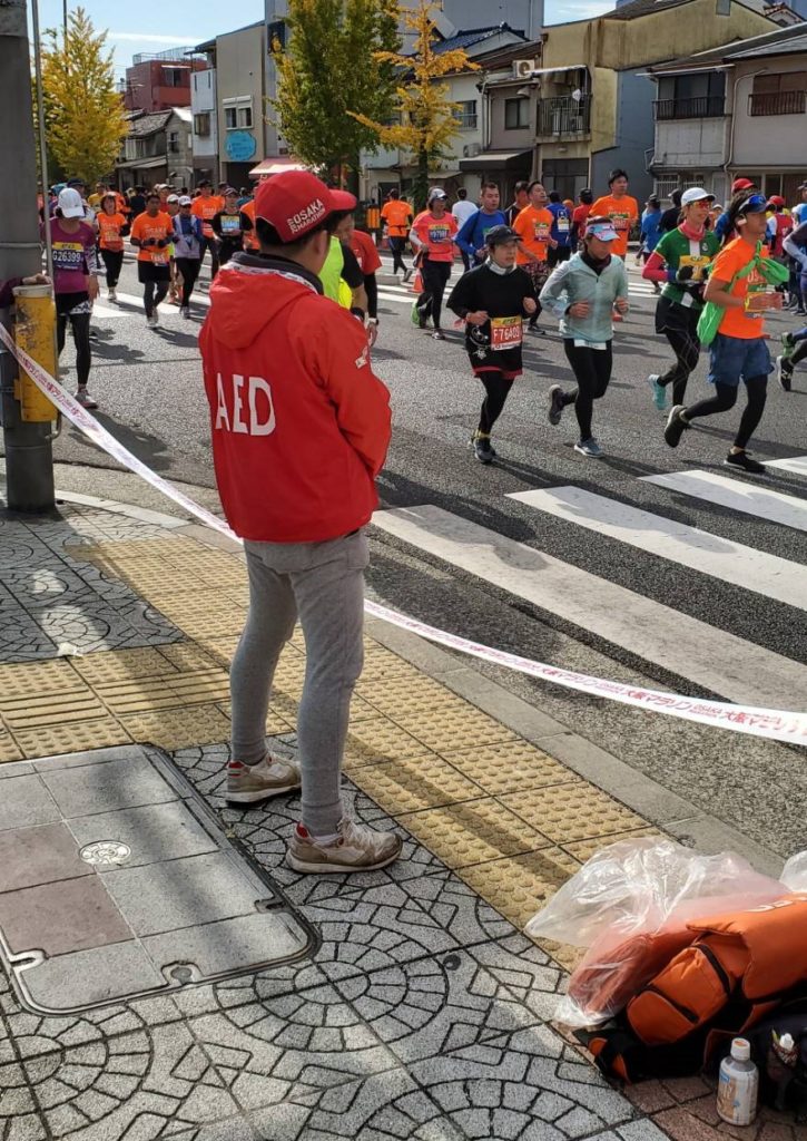 大阪マラソン2019　ランナーを見守る大阪医専救急救命学科生徒